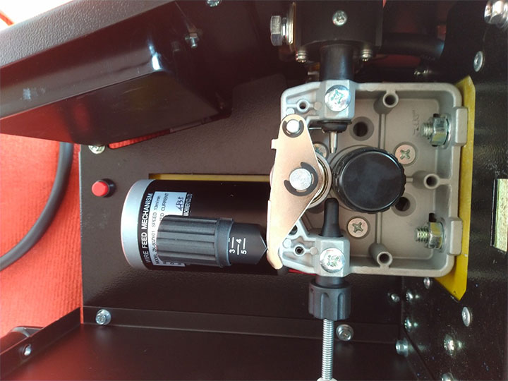 Cuộn dây hàn Mig được lắp bên trong máy Cuộn dây hàn Mig được lắp bên trong máy