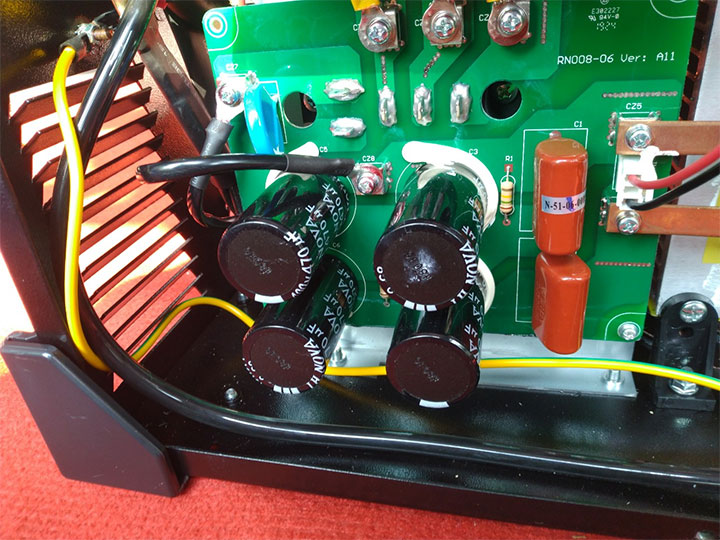 4 tụ điện của máy hàn Riland NBC 250GW 4 tụ điện của máy hàn Riland NBC 250GW