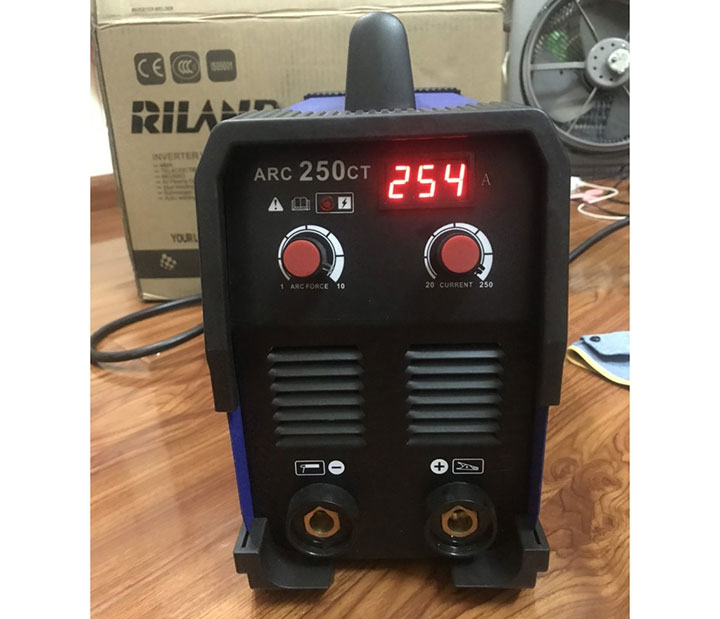 Máy hàn Riland ARC 250CT được trang bị 2 núm vặn điều chỉnh dòng hàn và độ ngấu