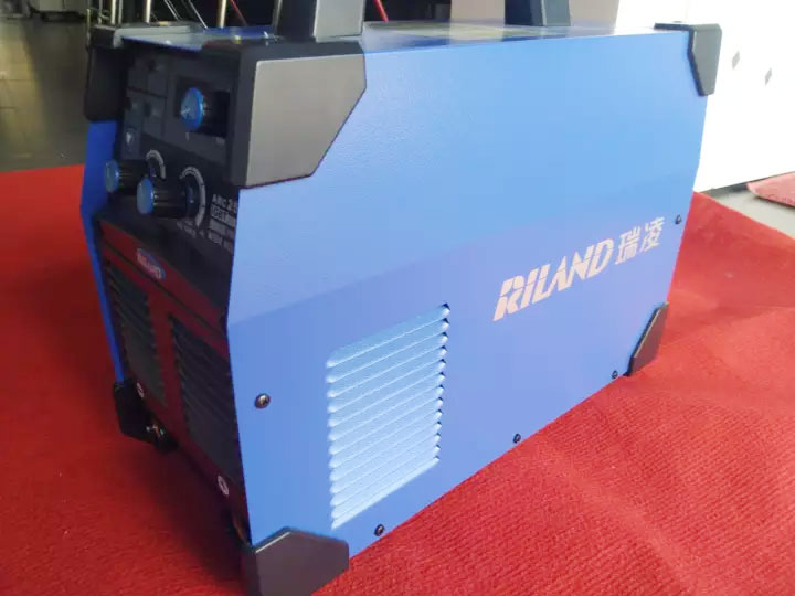 Vỏ máy hàn Riland ARC 250GTS chịu lực tốt Vỏ máy hàn Riland ARC 250GTS chịu lực tốt