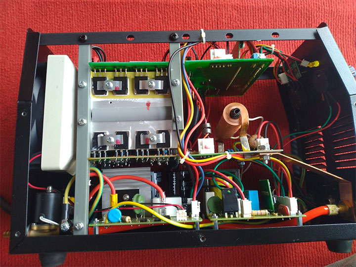 Linh kiện điện tử bên trong máy hàn Tig Riland TIG 200CE