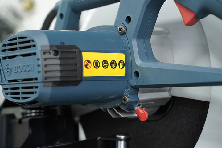 Chổi than lắp ở vị trí dễ dàng để bạn thay thế khi hết than