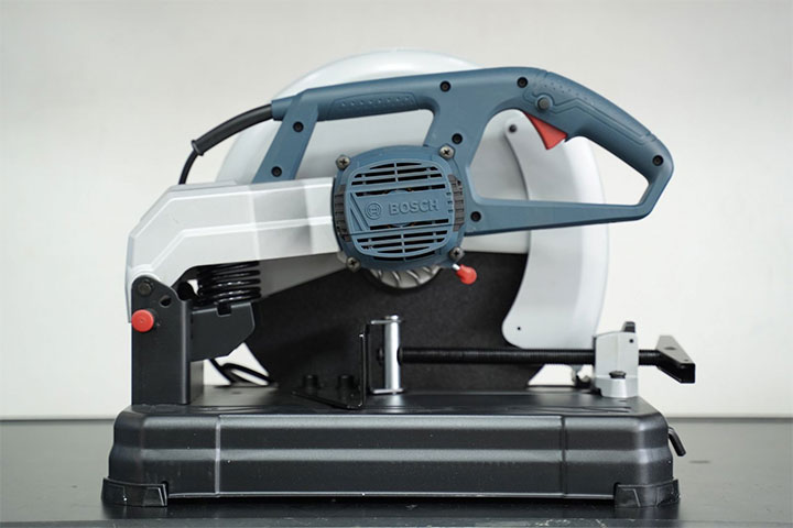 Máy cắt sắt Bosch có thể gập lại an toàn, tiện lợi trong quá trình di chuyển, bảo quản máy