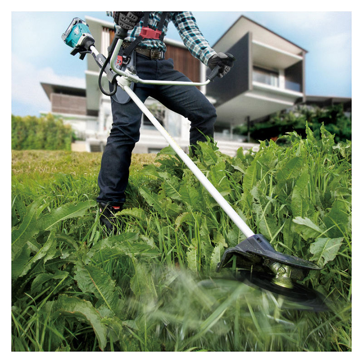 máy cắt cỏ dùng pin Makita DUR187URF làm việc