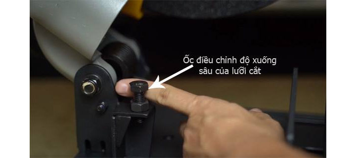 Vít ốc để điều chỉnh độ xuống của lưỡi cắt, đảm bảo chính xác trên từng đường cắt cho vật liệu. Vít ốc để điều chỉnh độ xuống của lưỡi cắt, đảm bảo chính xác trên từng đường cắt cho vật liệu.