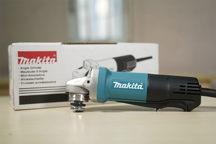 Thân máy mài góc Makita 9556HP nhỏ gọn, dễ sử dụng