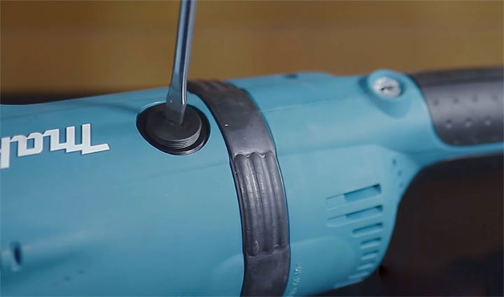 Vị trí chổi than trên máy mài GA7020R01 2200W Vị trí chổi than trên máy mài GA7020R01 2200W