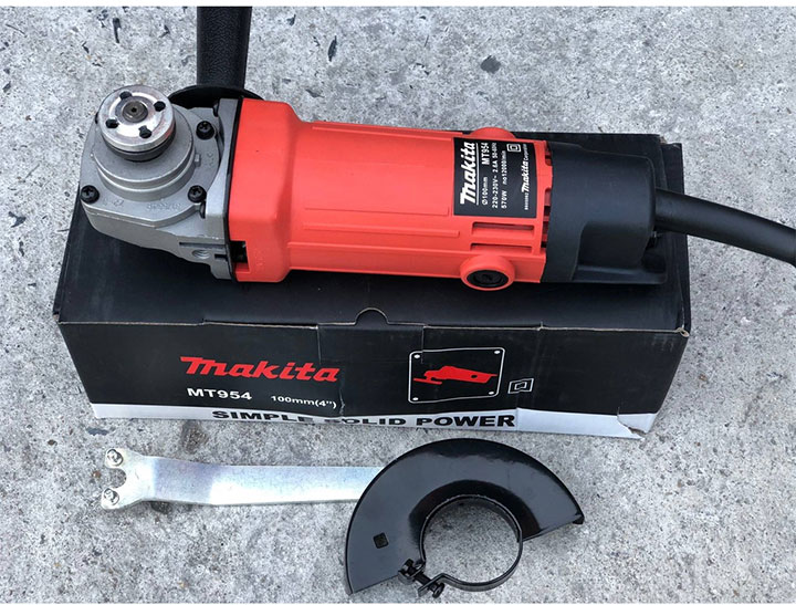 Maktec MT954 đã được đi kèm chìa khóa trục và vành chắn