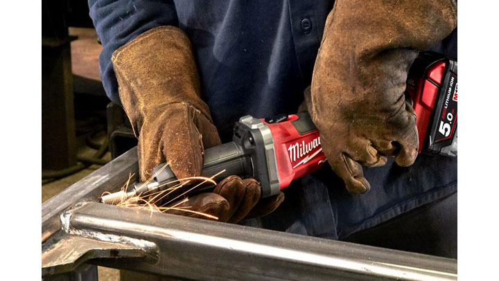 Máy mài thẳng Milwaukee M18 FDG-0C hoạt độn với điện thế 18V