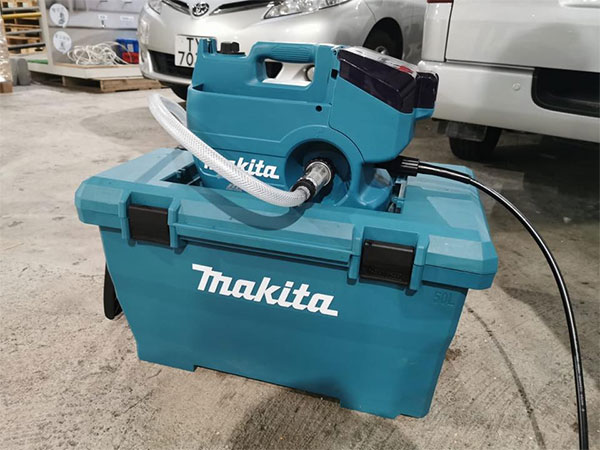 Máy rửa xe dùng pin Makita có khả năng tự hút nước trong thùng chứa nước 