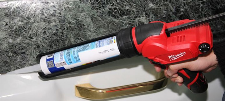 Hình ảnh thực tế quá trình sử dụng máy bắn keo Milwaukee M12 PCG/310C-0 Hình ảnh thực tế quá trình sử dụng máy bắn keo Milwaukee M12 PCG/310C-0