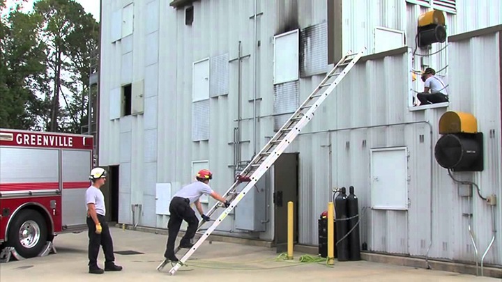 Hình ảnh thực tế sử dụng thang nhôm trượt Hình ảnh thực tế sử dụng thang nhôm trượt