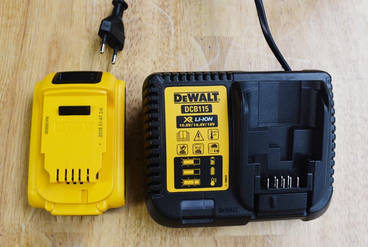 Máy khoan chạy pin 18V Dewalt DCD785D2