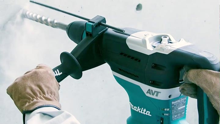 Khả năng làm việc mạnh mẽ của máy khoan búa 1100W Makita HR4013C Makita HR4013C có khả năng khoan mạnh mẽ bền bỉ