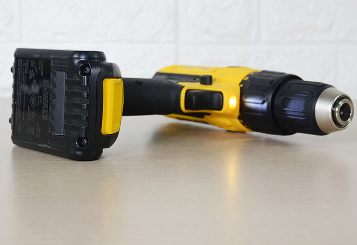 Máy khoan búa Dewalt DCD776C2