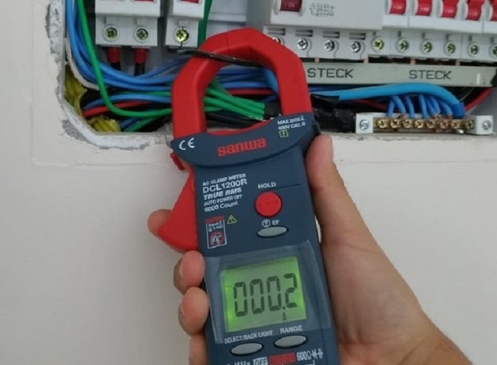 Phím BACK LIGHT cho phép làm việc trong điều kiện thiếu ánh sáng