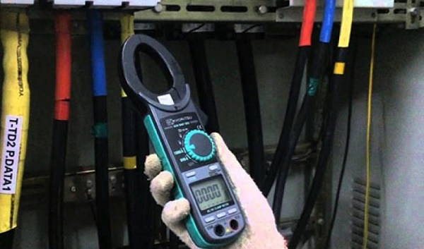 Sử dụng ampe kìm đo công suất của dòng điện