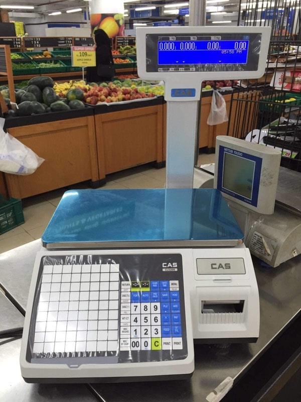 Cân điện tử dùng trong siêu thị để cân trọng lượng, tính tiền