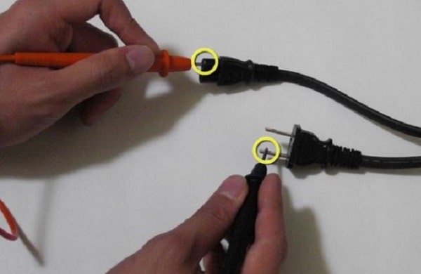 Đặt hai đầu đo vào hai đầu dây điện cho để kiểm tra tính thông mạch
