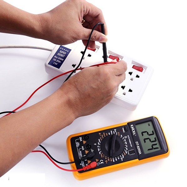 Sử dụng đồng hồ vạn năng để kiểm tra hệ thống mạch điện