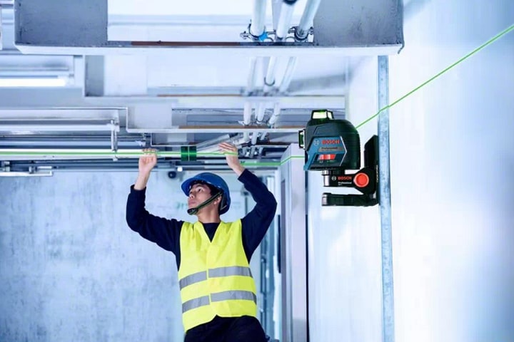 Máy có thể được cố định trên tường hay các thanh thép