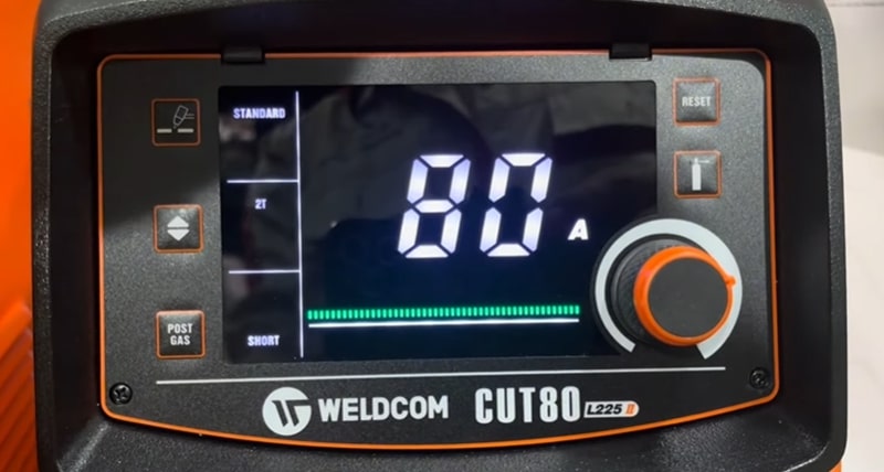 Máy có thể điều chỉnh được các thông số hàn hiển thị trên màn hình LCD