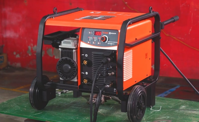 Máy được thiết kế đơn giản, dễ di chuyển nhờ bánh xe và tay đẩy