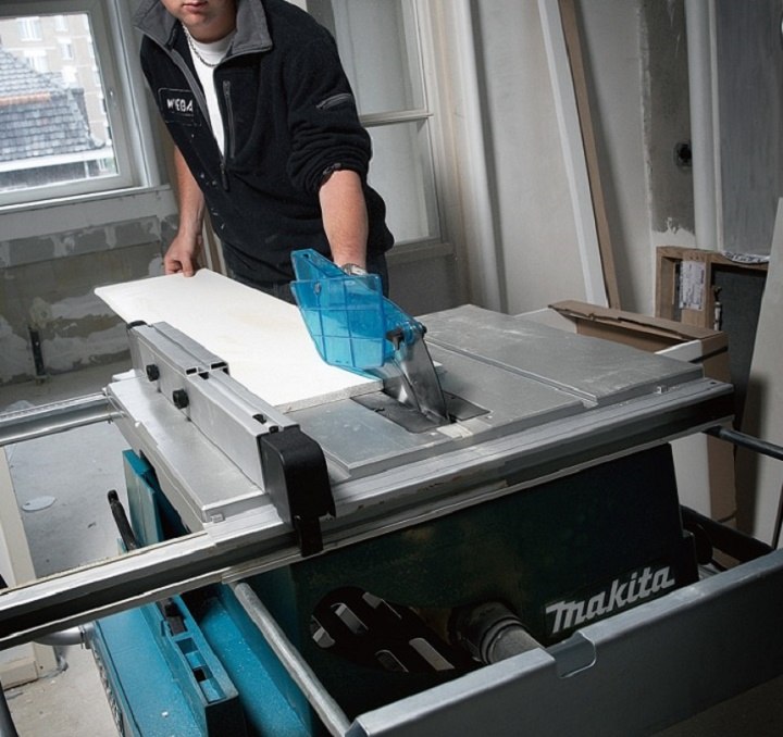 Máy được thiết kế đơn giản, sử dụng trong các nhà máy, xưởng chế biến gỗ