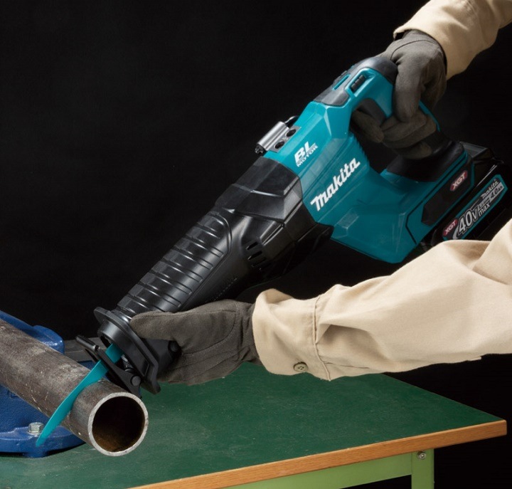 Makita JR001GZ hoạt động mạnh mẽ, cưa tốc độ nhanh