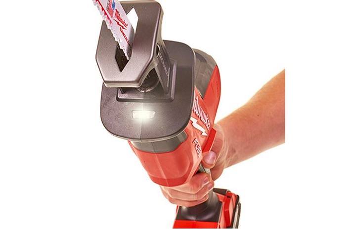 Máy cưa được thiết kế nhỏ gọn, có đèn led chiếu sáng