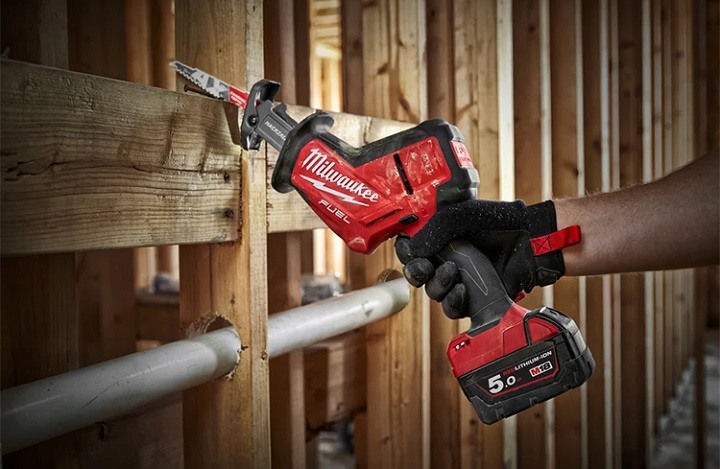 Milwaukee M18 FHZ-0 có tốc độ cắt nhanh, hoạt động êm ái
