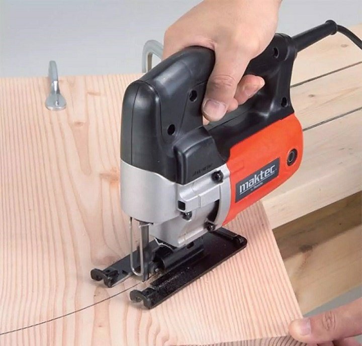 Máy cưa lọng dễ dàng cưa cắt các vật liệu