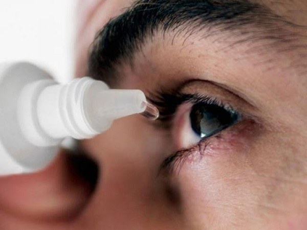 Sử dụng nước mắt nhân tạo để làm dịu cho mắt