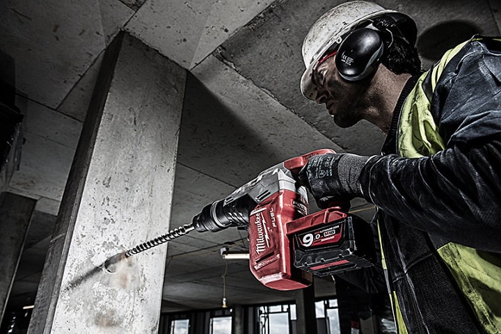 Máy khoan búa Milwaukee M18 CHM-902C hoạt động mạnh mẽ, khoan bê tông dễ dàng Máy khoan búa Milwaukee M18 CHM-902C hoạt động mạnh mẽ, khoan bê tông dễ dàng