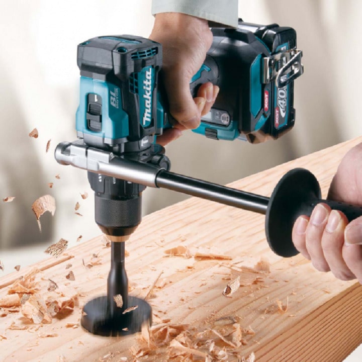 Máy được trang bị 2 cấp tốc độ khoan, làm việc hiệu quả