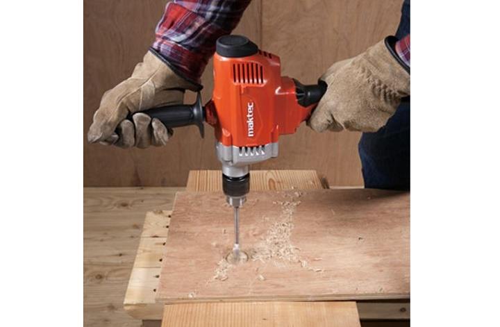Máy khoan Maktec MT621 hoạt động mạnh mẽ, công suất 800W
