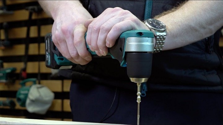 Máy khoan góc Makita DA333D có khả năng khoan dễ dàng trên kim loại, gỗ Máy khoan góc Makita DA333D có khả năng khoan dễ dàng trên kim loại, gỗ