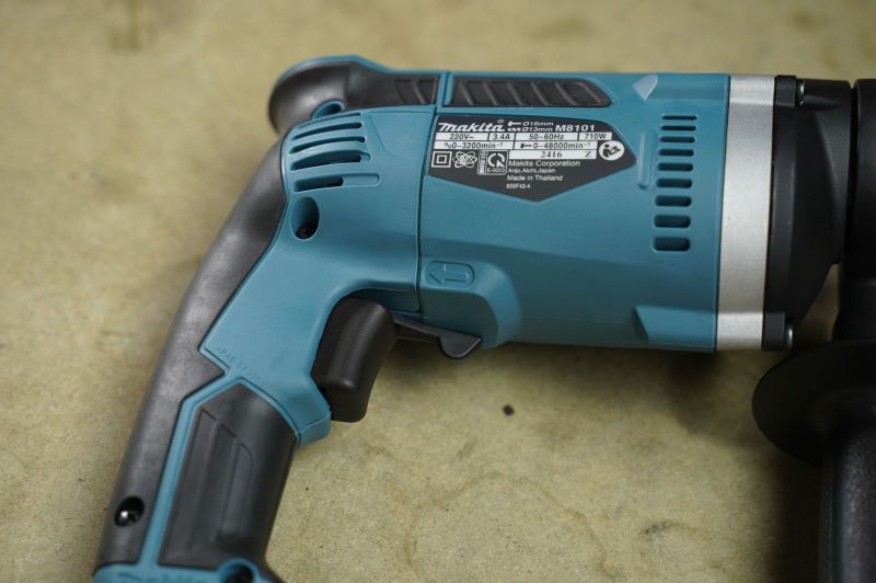 Máy hoạt động với công suất lớn, dễ dàng khoan trên nhiều thiết bị