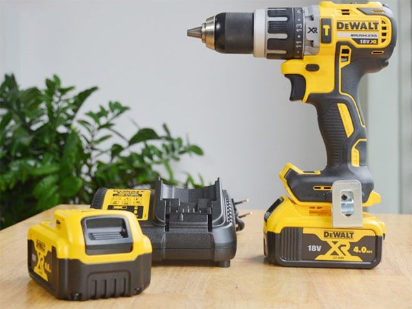 Máy khoan pin có búa Dewalt DCD796M2 18V