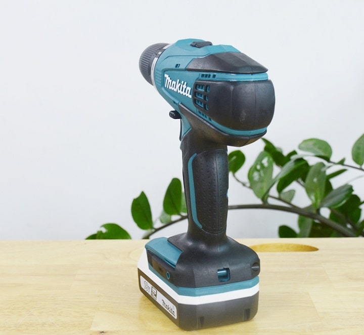 Máy khoan vặn vít dùng pin Makita DF488DWE thiết kế thon gọn Máy khoan vặn vít dùng pin Makita DF488DWE thiết kế thon gọn
