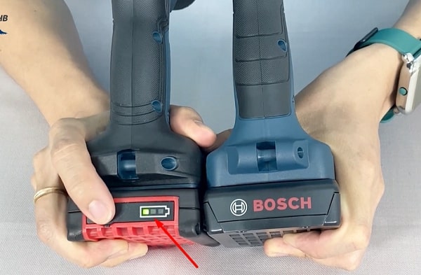 Pin Bosch GSB 18V-50 có nút hiển thị dung lượng