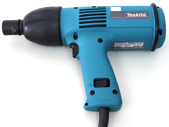 Máy siết bu lông Makita 6905H nhỏ gọn, công suất hoạt động mạnh mẽ