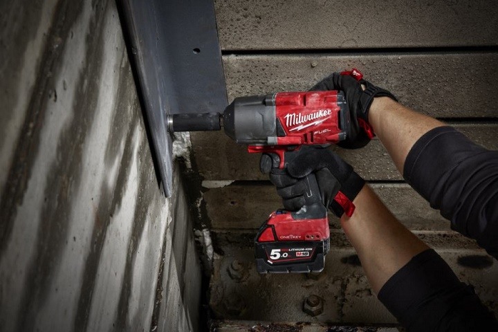 Máy siết bu lông Milwaukee M18 ONEFHIWF34-502X có lực siết cao Máy siết bu lông Milwaukee M18 ONEFHIWF34-502X có lực siết cao