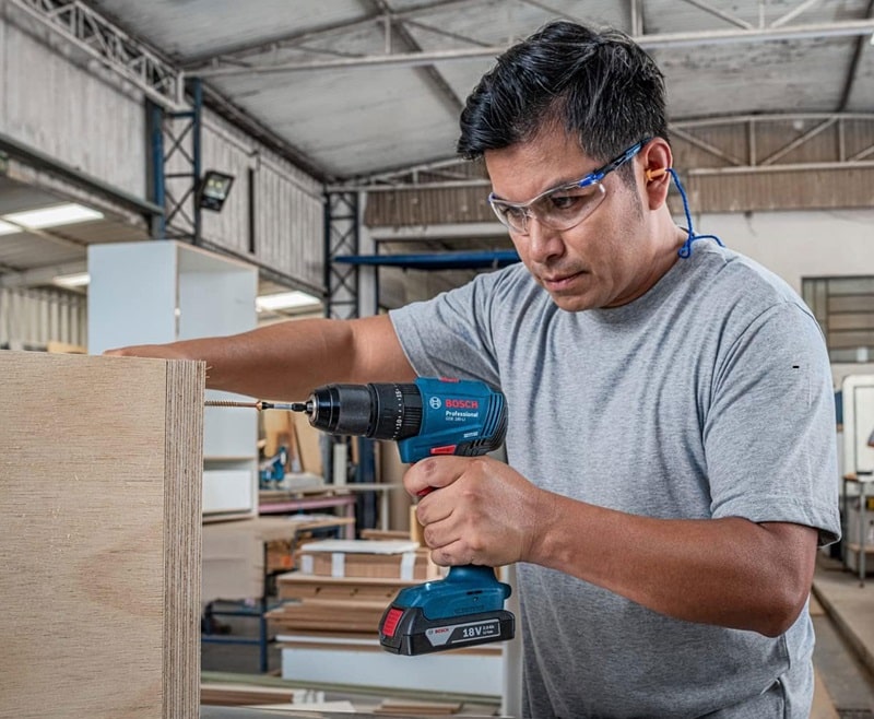 Máy khoan pin Bosch GSB 185-Li khoan ổn định với pin 18V