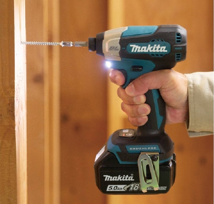 Makita DTD157RTJ hoạt động pin 18V, lực siết mạnh