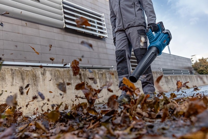 Bosch GBL 18V-750 coskhar năng thổi bụi, rác cực nhanh, hiệu suất trên 85% Bosch GBL 18V-750 có khả năng thổi bụi, rác cực nhanh, hiệu suất trên 85%