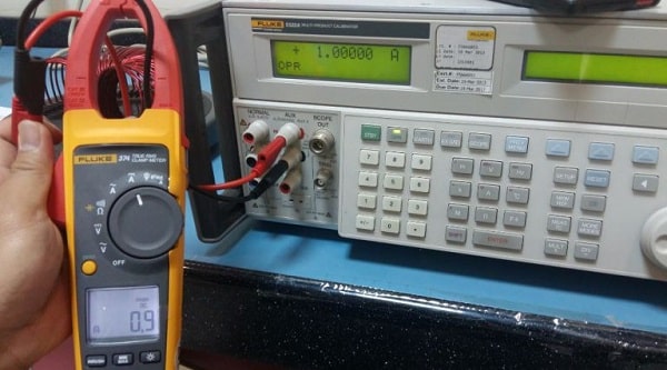 Kẹp chỉ một dây cáp sẽ hiển thị kết quả dòng điện